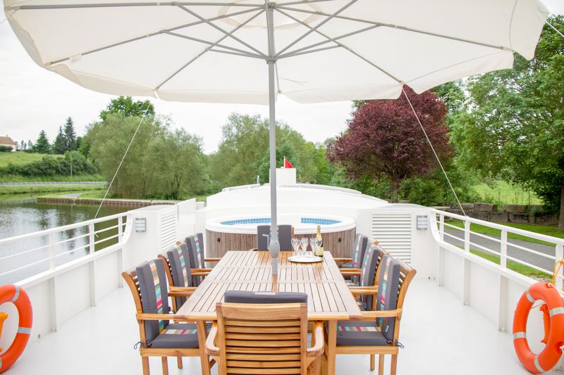 Terraza de la barcaza "Finesse" con su gran mesa de comedor al aire libre. CRUCEROS FLUVIALES POR CANALES FINESSE EUROPEAN WATERWAYS CRUCEROS FRANCIA CRUCEROS BORGOÑA BOURGOGNE CRUISES SOUTHERN BURGUNDY CRUISES CANAL DE LA BORGOÑA CRUCEROS CRUCEROS DE LUJO CHARTER CRUCEROS CHARTER BARCAZAS PENICHE CRUISES CROISIERE BORGOGNE #Finesse #EuropeanWaterways #CruiseBarge #BargeCruises #HotelBarge #Barcazas #Crucerosdelujo #CrucerosFrancia #CrucerosCanales #FinesseCroisieres #FinesseCruises #CrucerosPrivados #AlquilerBarcos #Charter #Crucerosenfamilia #CrucerosenGrupo #CrucerosEuropa #EuropeanCruises